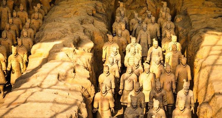 Terracotta Leger figuren opgegraven in kuilen.