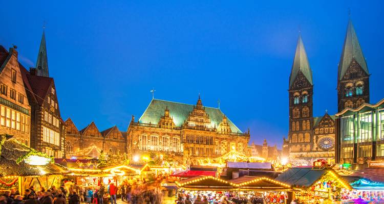 Kerstmarkt in een Europese stad met versierde gebouwen.