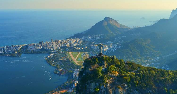 Vue aérienne de Rio de Janeiro avec le Christ Rédempteur.