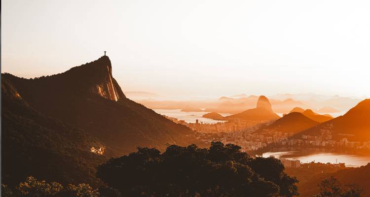 Vue du coucher de soleil de Rio de Janeiro avec le Pain de Sucre.