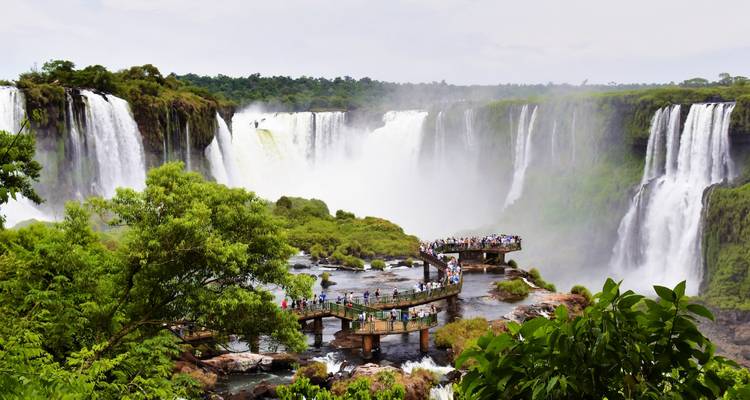 Touristes sur les passerelles surplombant les chutes d'Iguazu.