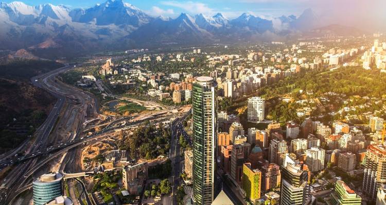 Skyline uitzicht van Santiago met het Andes gebergte.