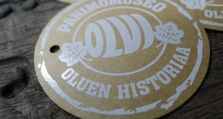 Gros plan d'une étiquette décorative en finnois.