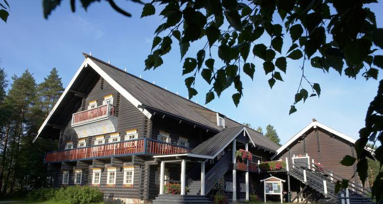 Bâtiment traditionnel en bois au design nordique.
