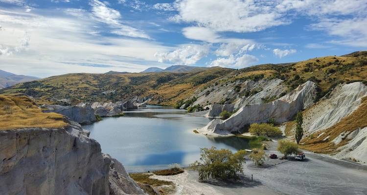 Vista panorámica de un paisaje rocoso con un lago.
