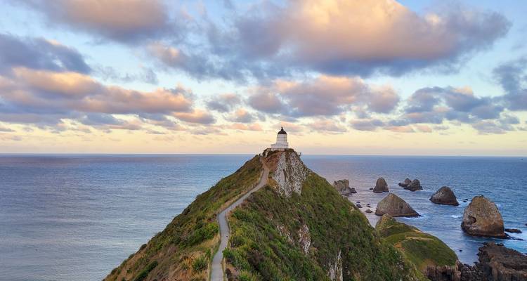 Faro en un acantilado con vistas dramáticas al océano.