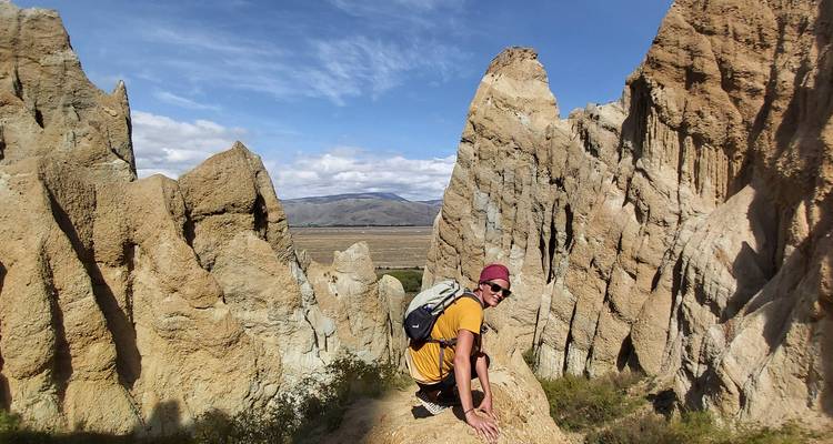 Persoon die rotsformaties beklimt in een woestijnlandschap.