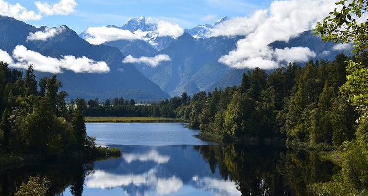Ongerept meer met besneeuwde bergen in de verte.