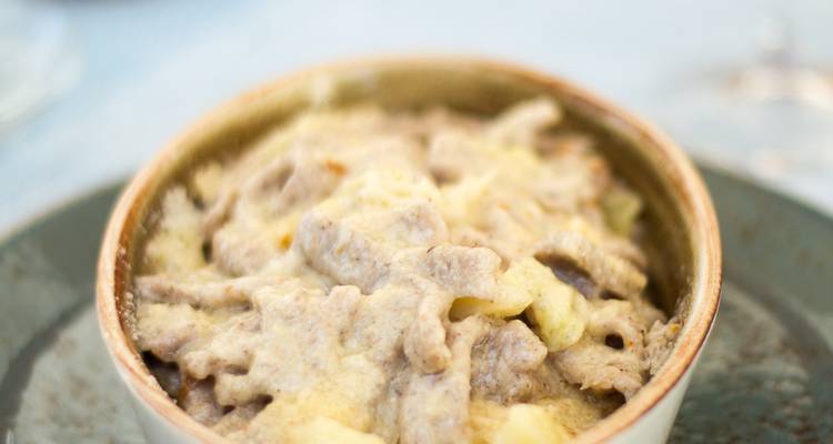 Bol de plat crémeux avec des pâtes et de la viande.