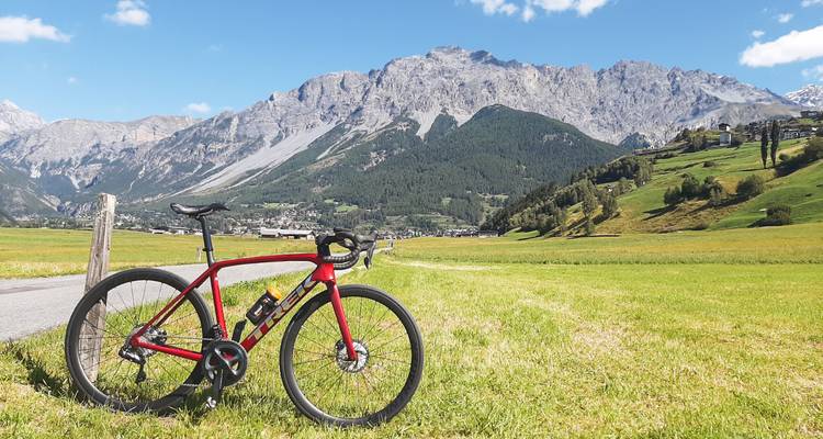 Vélo sur un sentier avec des montagnes en arrière-plan.