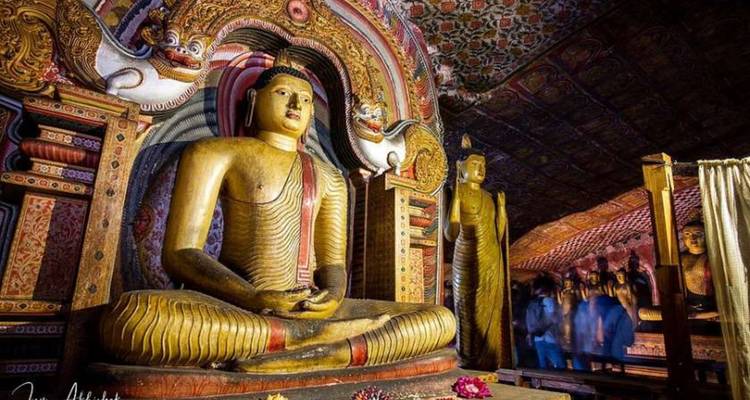 Intérieur décoré d'un temple bouddhiste avec des statues.