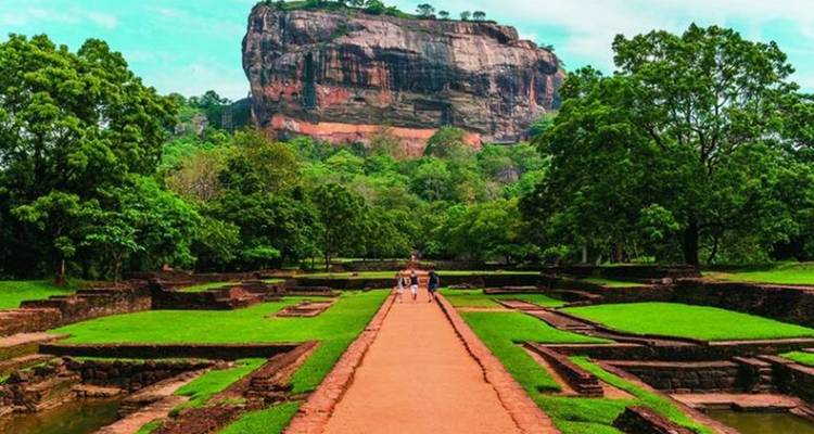 Vue de la forteresse rocheuse de Sigiriya avec des jardins verdoyants.