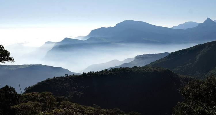 Paysage de montagne à couper le souffle avec nuages et brouillard.