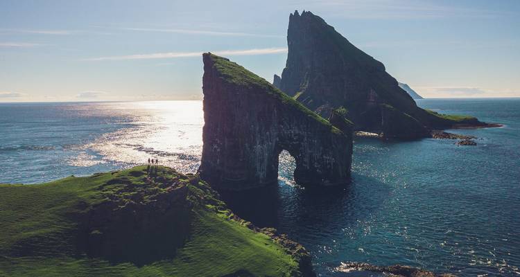 Paysage côtier spectaculaire avec des rochers déchiquetés et vue sur l'océan.