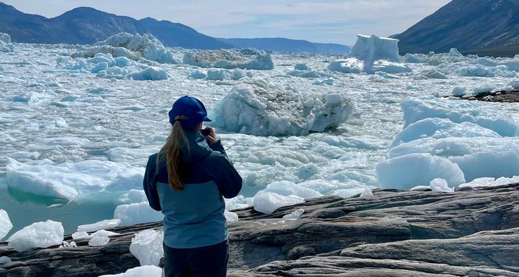 Personne observant une mer de formations de glace qui s'étend à perte de vue.