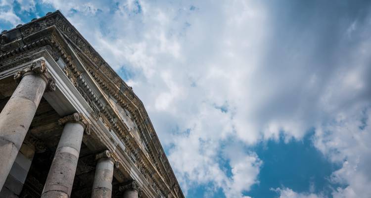 Vue d'anciennes colonnes sur fond de ciel bleu.