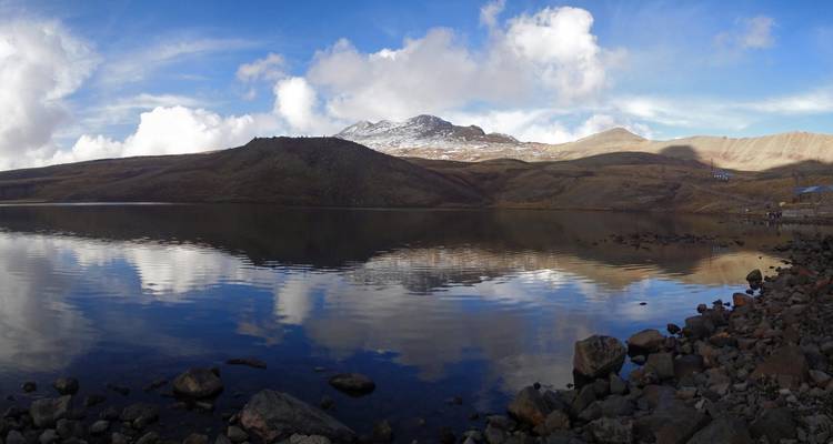 Le mont Aragats se reflète dans un lac calme.