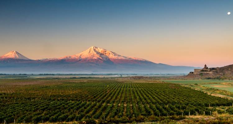 Une vue panoramique du mont Ararat au crépuscule.