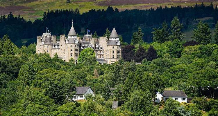 Un grand château entouré d'une végétation luxuriante.