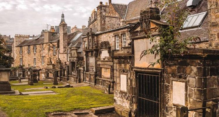 Bâtiments historiques dans un cadre de cimetière.