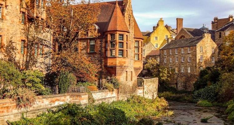 Charmants bâtiments le long d'une rivière en automne.