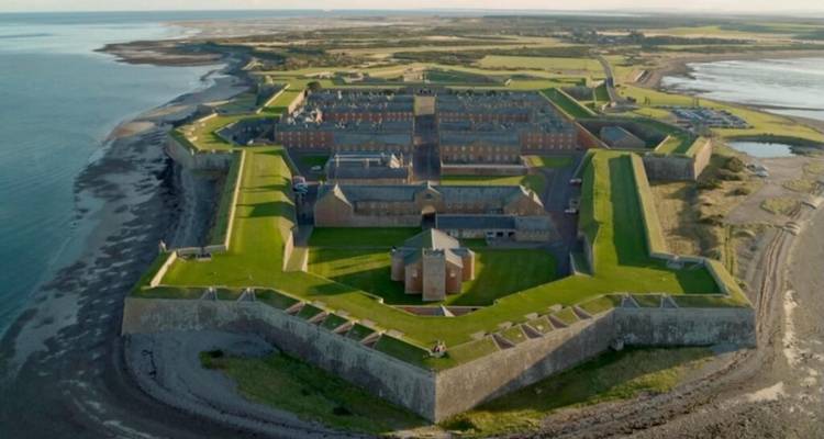 Vue aérienne d'un grand fort au bord de la mer.