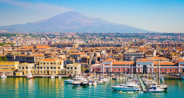 Port de Catane avec des yachts et le mont Etna au loin.
