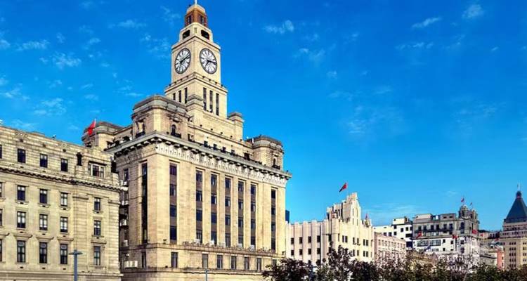 El Bund con edificios históricos bajo un cielo azul despejado.