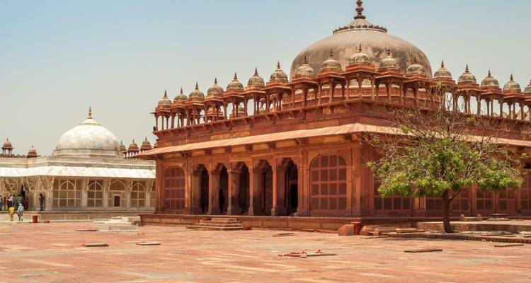 Architektur von Fatehpur Sikri mit klarem Himmel.