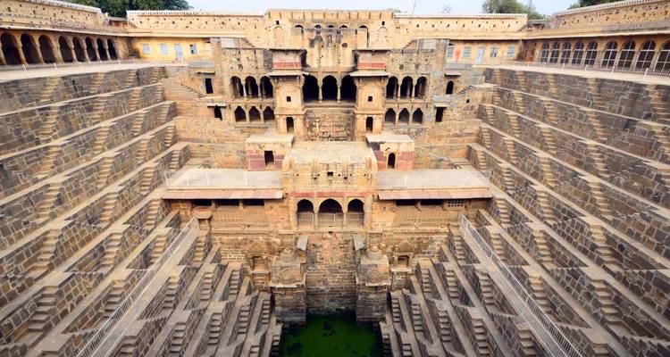 Zweistufiger Stufenbrunnen mit kunstvollen architektonischen Details.