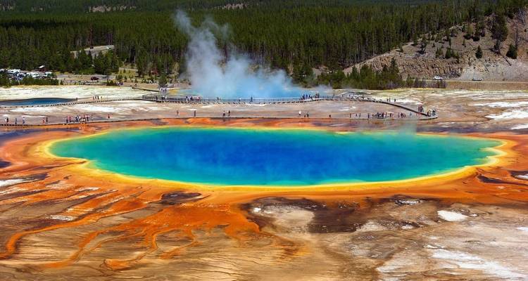 Une source chaude géothermale colorée dans un paysage désolé.