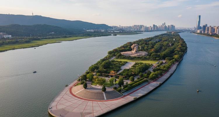 Vue aérienne d'un parc insulaire avec un paysage urbain au loin.