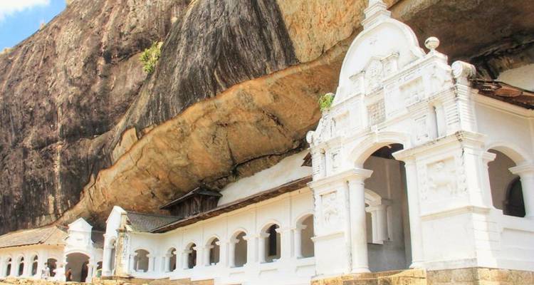 Afbeelding van de Dambulla Grottempel uitgehouwen in de rots.