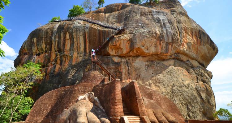De rotsvesting van Sigiriya met trappen die naar boven leiden.