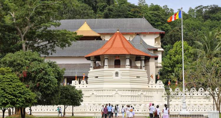 Tempel van de Heilige Tandreliek met bezoekers.