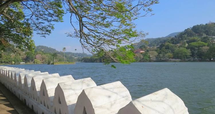 Kandy Lake met omliggende landschap.