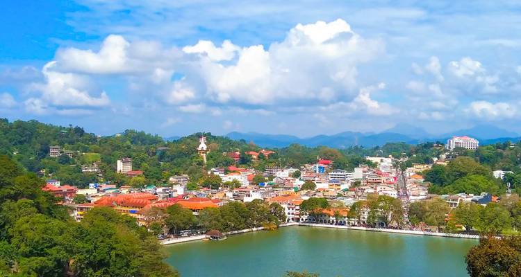 Luchtfoto van het stadslandschap rond Kandy Lake.
