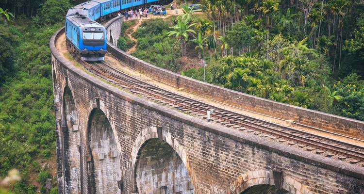 Trein die de Negen Bogenbrug in Ella oversteekt.