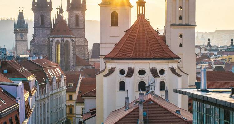 Tejados y torres de la histórica Praga al atardecer.