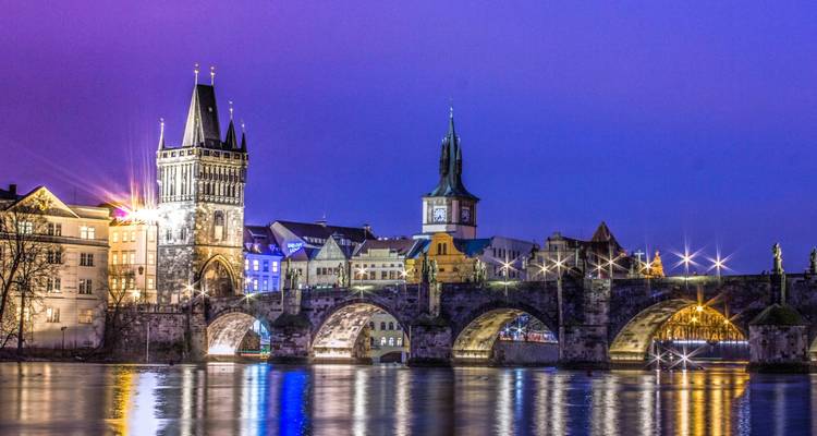 Puente de Carlos en Praga iluminado por la noche.