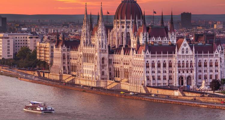 Edificio del Parlamento de Budapest desde el río Danubio al atardecer.