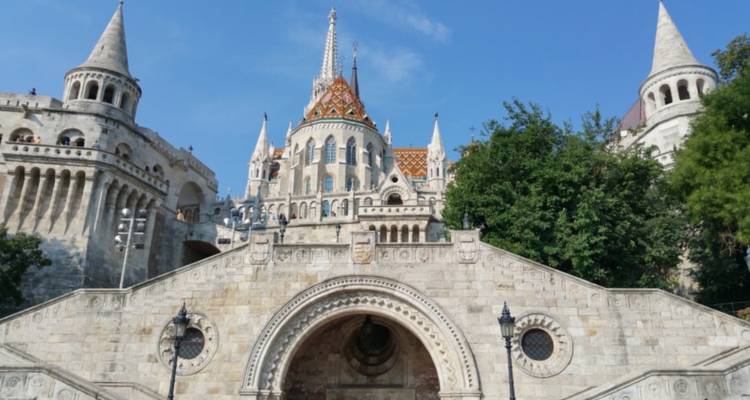 Bastión de los Pescadores en Budapest con arcos decorativos.