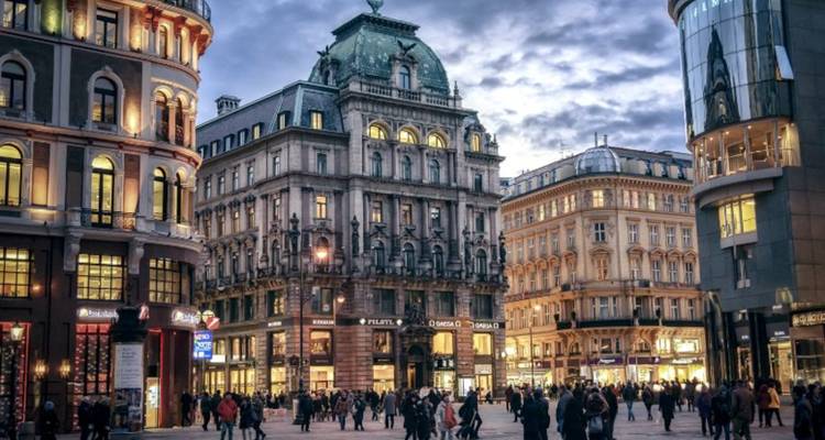 Plaza de la ciudad ocupada en Viena with edificios históricos.