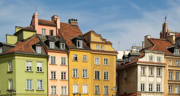 Rangée de bâtiments historiques colorés avec des toits à pignon.