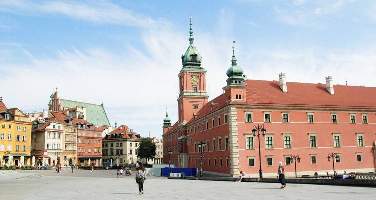 Une place spacieuse avec des bâtiments historiques et une tour d'horloge.
