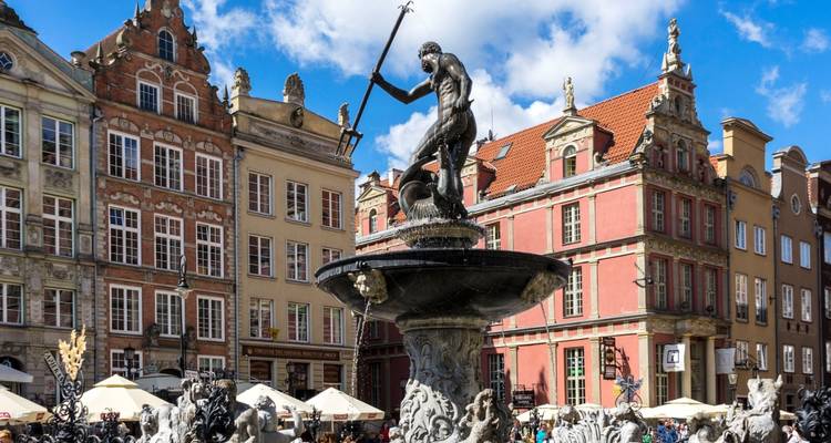 Fontaine de Neptune avec les bâtiments historiques de la ville environnants.