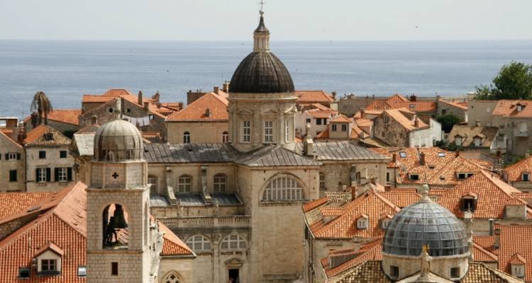 Kathedraal met koepels en stenen architectuur.