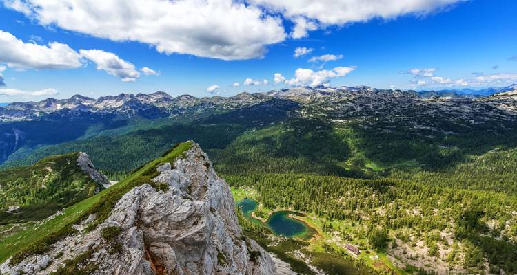 Bergachtig landschap met meren gezien vanaf een hoog uitkijkpunt.