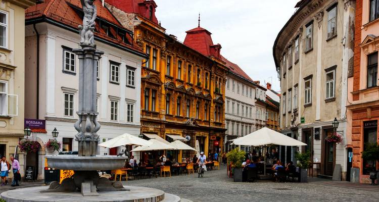 Stedelijke straat met kleurrijke historische gebouwen.