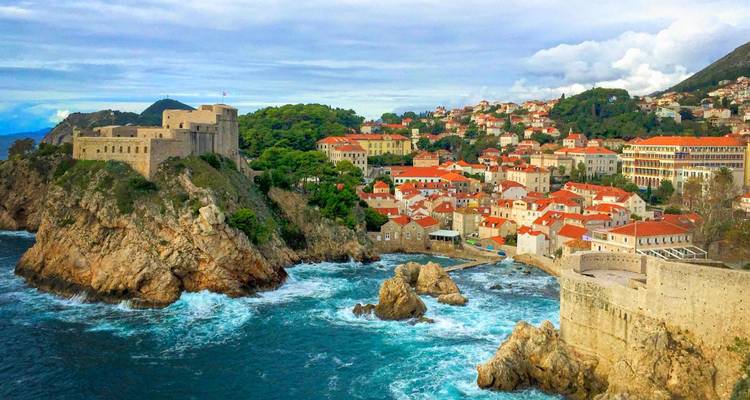 Oude vestingstad langs een rotsachtige kustlijn.